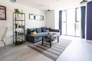sala de estar con sofá y mesa en Hemel Apartments - Lilac Luxe en Hemel Hempstead