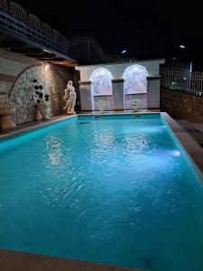 une grande piscine bleue dans un bâtiment dans l'établissement Villa Eidos b&b, à Domicella