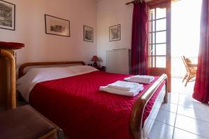 A bed or beds in a room at Jacuzzi Pool House AMA5690