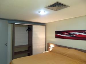 a bedroom with a bed and a painting on the wall at AP 306 flat beira mar praia Tambaú in João Pessoa
