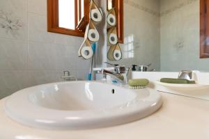 A bathroom at Jacuzzi Pool House AMA5690