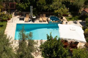 The swimming pool at or close to Jacuzzi Pool House AMA5690