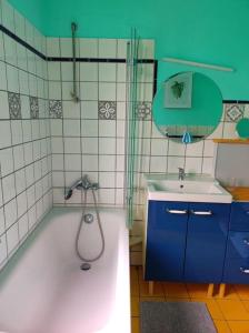 une salle de bain avec douche et lavabo dans l'établissement Ruhrpott-Paradies, à Duisbourg