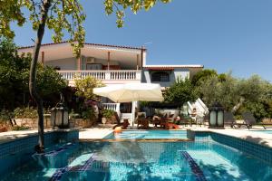 Bazén v ubytování Jacuzzi Pool House AMA5690 nebo v jeho okolí