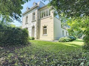 duży dom z trawnikiem przed nim w obiekcie Clos des Rogations w mieście Saint-Hubert