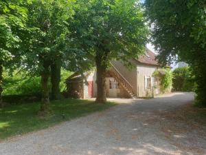 Farges-en-SeptaineにあるLa Casa D'Augy logement du rez de Jardinの私道前の木々の家