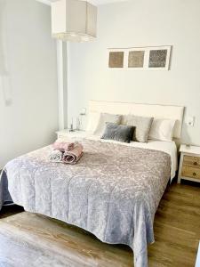 ein Schlafzimmer mit einem Bett mit einer Decke darauf in der Unterkunft Apartamento la Soledad, junto al Alcázar in Toledo