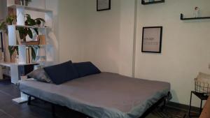 een slaapkamer met een bed in een kamer bij T2 Rungis Mermoz Lenôtre Orly in Rungis