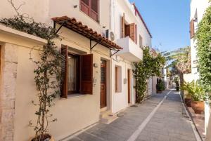 una strada in un centro storico con edifici di Casa Mavili, Top Location - Cozy Interiors a Rethymno