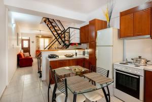 una piccola cucina con tavolo e frigorifero di Casa Mavili, Top Location - Cozy Interiors a Rethymno