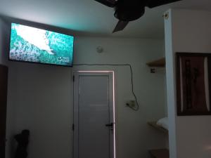 een flatscreen-tv aan het plafond van een kamer bij Wasi in Belén