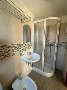 a bathroom with a sink and a shower at Nuovo hotel ANTHISA in Lido di Savio