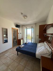 1 dormitorio con cama y vistas a un baño en Nuovo hotel ANTHISA en Lido di Savio