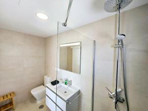 W łazience znajduje się prysznic, umywalka i toaleta. w obiekcie Casa Playa Quemada junto al mar w mieście Playa Quemada