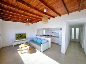 uma sala de estar com um sofá e uma cozinha em Casa Playa Quemada junto al mar em Playa Quemada