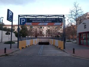 a street sign in front of a parking lot at La morada del viajero in Granada