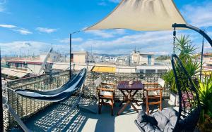 Balkon lub taras w obiekcie Olympus! Athens! Studio in the Sky!! 20' walk to the Acropolis