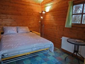WichmondにあるBed & Happinessの木製の部屋にベッド1台が備わるベッドルーム1室があります。