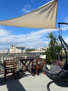 Balkon lub taras w obiekcie Olympus! Athens! Studio in the Sky!! 20' walk to the Acropolis