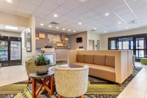 a lobby with a couch and a table and chairs at Holiday Inn Express Metropolis, an IHG Hotel in Metropolis