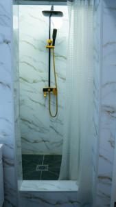 y baño con ducha y cortina de ducha. en Апартаменты Центр Медеуский Район, en Almaty