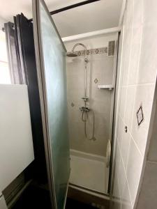 una doccia con porta in vetro in bagno di 2 Chambres - 6pers - 10 min gare - proche Paris - lac d'Enghien - casino à proximité a Épinay-sur-Seine