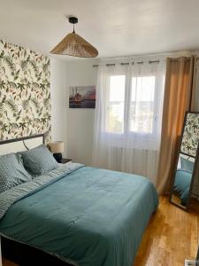 una camera con letto verde e finestra di 2 Chambres - 6pers - 10 min gare - proche Paris - lac d'Enghien - casino à proximité a Épinay-sur-Seine