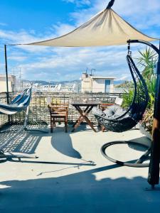 Balkon lub taras w obiekcie Olympus! Athens! Studio in the Sky!! 20' walk to the Acropolis