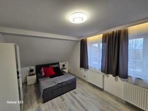 1 dormitorio con cama y ventana grande en Wonderful Dream, en Karpacz