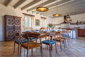 een eetkamer met een grote houten tafel en stoelen bij le Domaine du Trouiller in Cendrieux