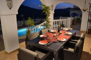 The swimming pool at or close to Villa Las Golondrinas