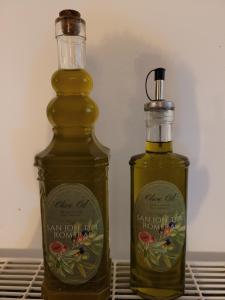 twee flessen olijfolie naast elkaar bij Bungalow -escapadas en Arcos de la Frontera in Arcos de la Frontera