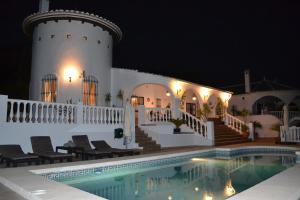 The swimming pool at or close to Villa Las Golondrinas