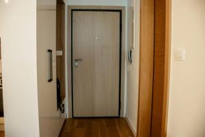 eine Tür, die in ein Zimmer mit Flur führt in der Unterkunft My River Walk apartment - Ilidza in Sarajevo