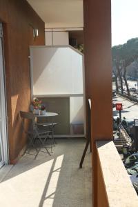 einen Balkon mit einem Tisch und einem Whiteboard auf einem Gebäude in der Unterkunft Casa di Alice in Rom