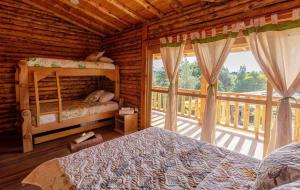 1 dormitorio con 2 literas y balcón en NIGUITO HOTEL, en Santa Elena