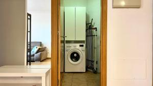 uma máquina de lavar e secar roupa numa sala de estar em Cozy Apartment in La Tejita em Granadilla de Abona