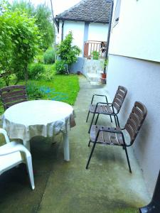 un tavolo e sedie seduti accanto a un edificio di Vikendica Dragica 1 a Ljubovija
