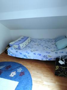 - une chambre avec un lit doté de draps et d'oreillers bleus dans l'établissement Vikendica Dragica 1, à Ljubovija