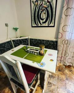 una mesa blanca con un campo de fútbol. en Apartmány MK u MODRÉ KOČKY, en Nové Hrady