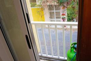 uma porta aberta com vista para uma varanda em Blossoms Apartment em San Ġwann
