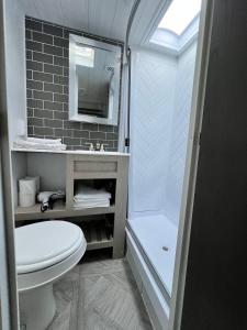 La salle de bains est pourvue de toilettes, d'un lavabo et d'une douche. dans l'établissement Homestead RV, à Homestead