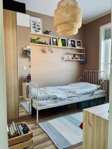 a small bedroom with a bed and a mirror at Familiebolig med nydelig utsikt in Trondheim