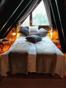 uma cama grande num quarto com uma janela em Haus 187 Freilingen em Blankenheim