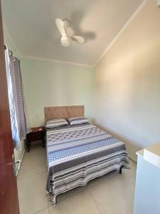 Giường trong phòng chung tại Casa perto da praia a 5 minutos