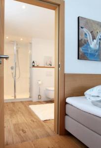 a bathroom with a shower and a toilet and a shower at Chalet zum Wohlfühlen in Ramsau am Dachstein