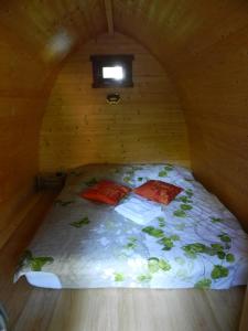 een slaapkamer met een bed in een houten hut bij B&B Le Danica in Dordives