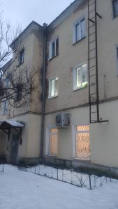 um edifício com uma escada de incêndio na lateral em Cozy apartment near city center on Peremogy Avenue 44, bus and railway station nearby em Chernigov