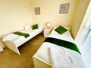 Modern 2-Bedroom Apartment客房内的一张或多张床位