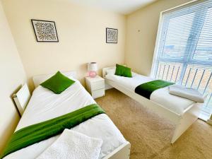 Modern 2-Bedroom Apartment客房内的一张或多张床位